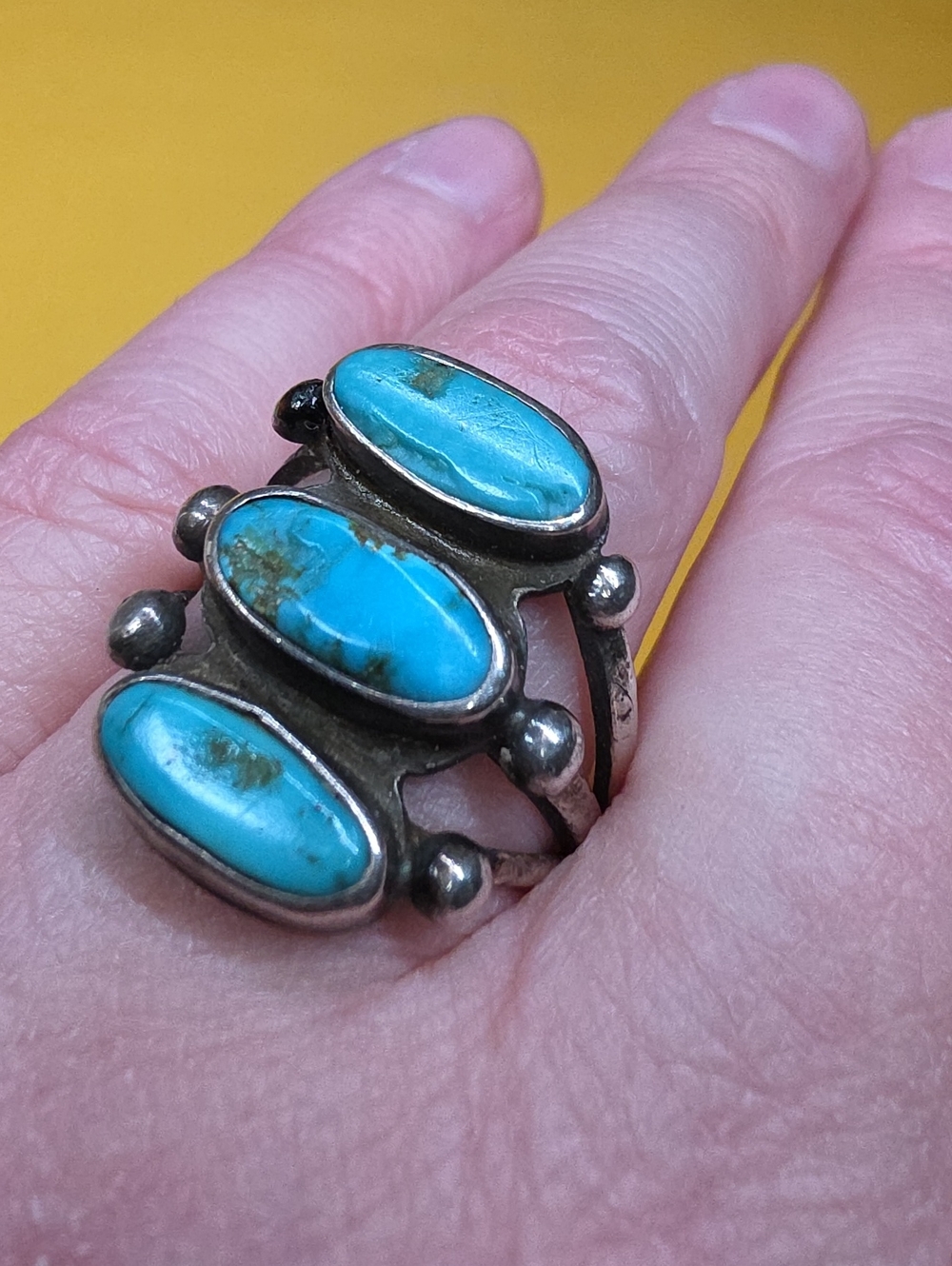 Vintage Navajo Sterling Silver Turquoise 3 Stone Row Ring Size 8.5 TW: 8.16g